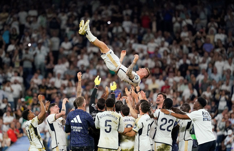 Toni Kroos được các đồng đội tại Real Madrid tri ân