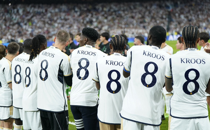 Các cầu thủ Real Madrid mặc áo Kroos trước khi trận đấu với Betis bắt đầu
