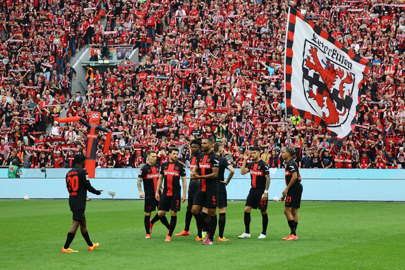 Các cầu thủ Leverkusen ăn mừng cùng CĐV nhà sau khi ghi bàn thắng