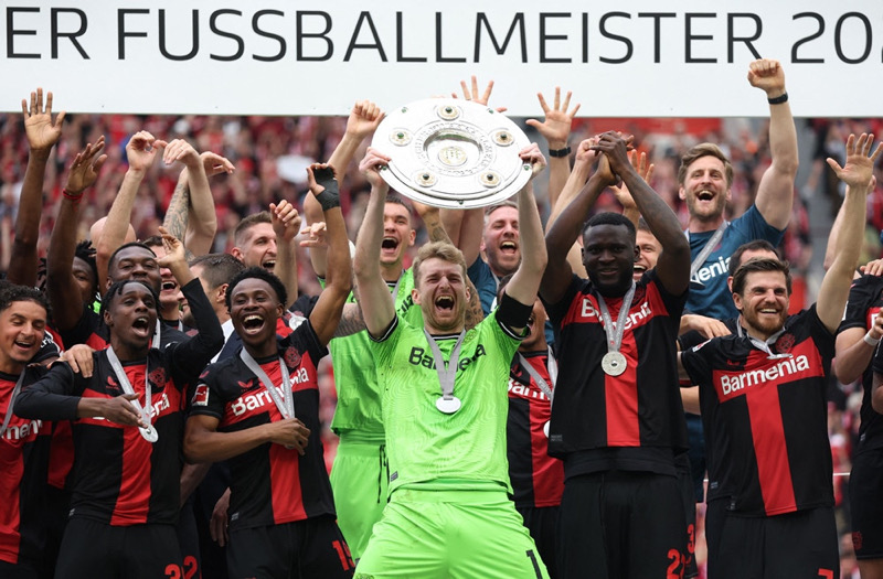 Các cầu thủ Leverkusen nâng cao chức vô địch Bundesliga