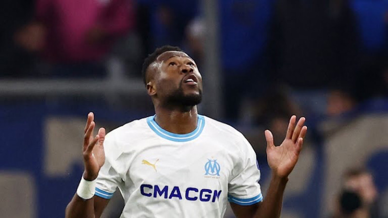 Chancel Mbemba ăn mừng bàn thắng sau khi gỡ hoà cho Marseille